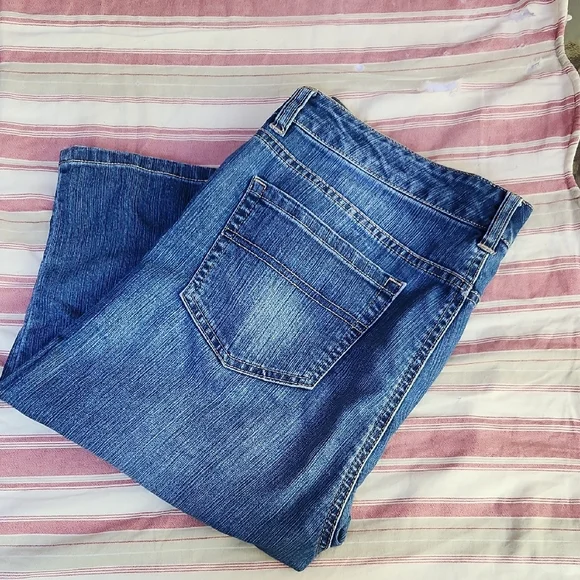 Jones New York Mid-Wash Denim Jean Cruise Short Size 12 - Picture 12 of 12